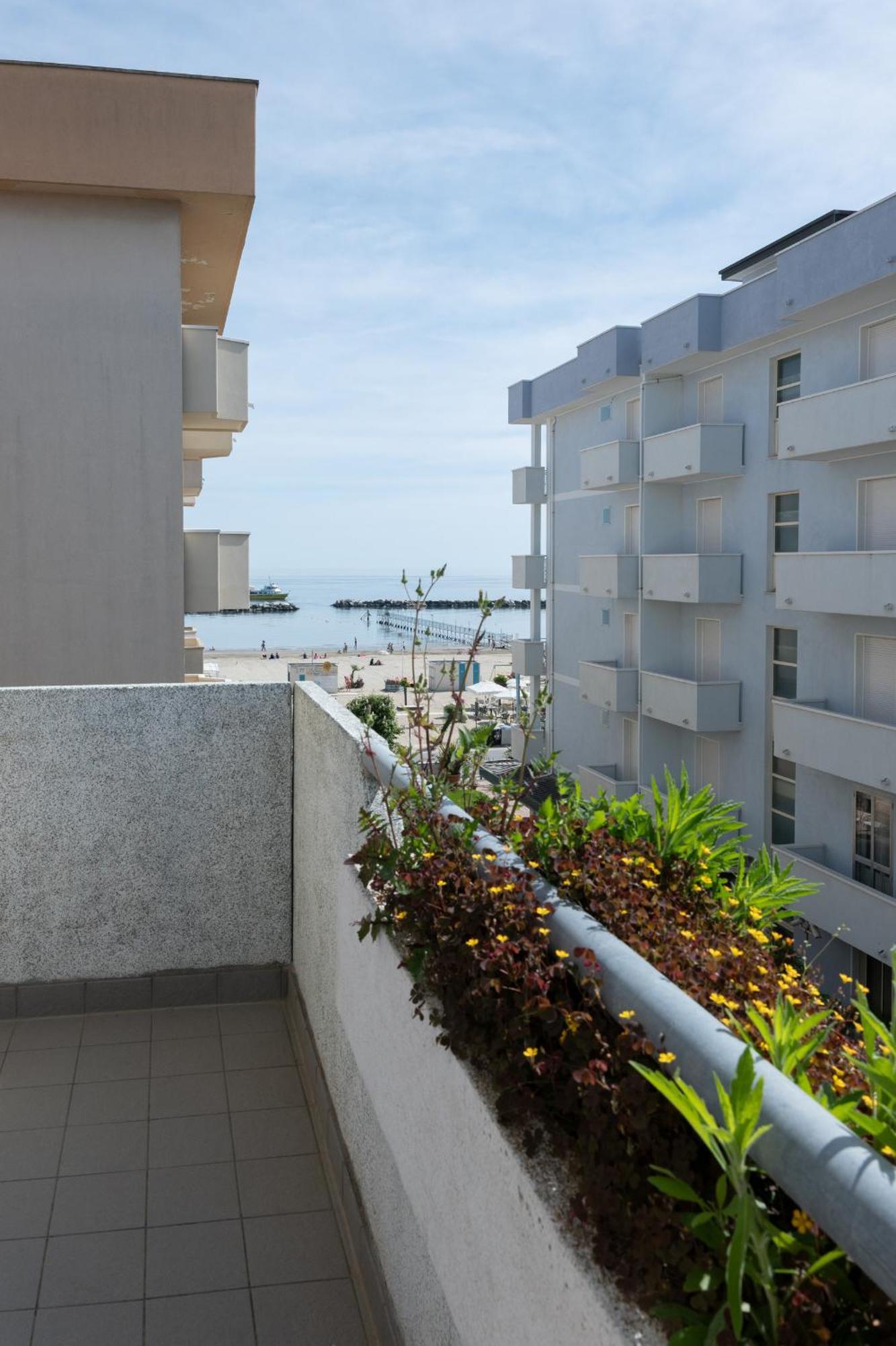 Hotel Thea Bellaria-Igea Marina Exteriör bild